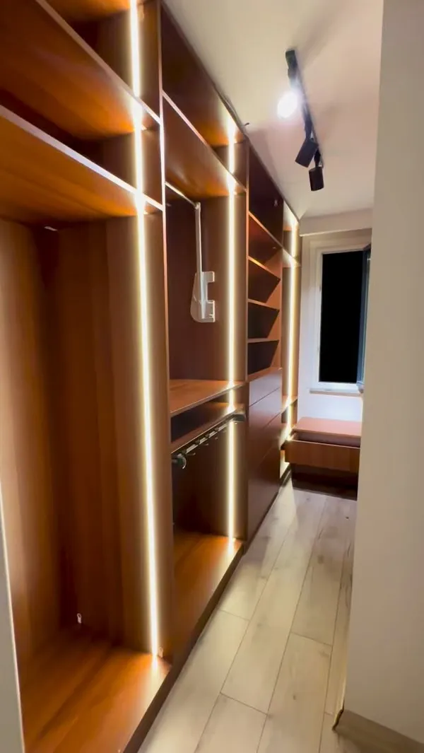 Üsküdar Bahçelievler’de Harun Bey & Züleyha Hanım için özel olarak tasarladığımız giyinme odası… | Evime Mimar Instagram