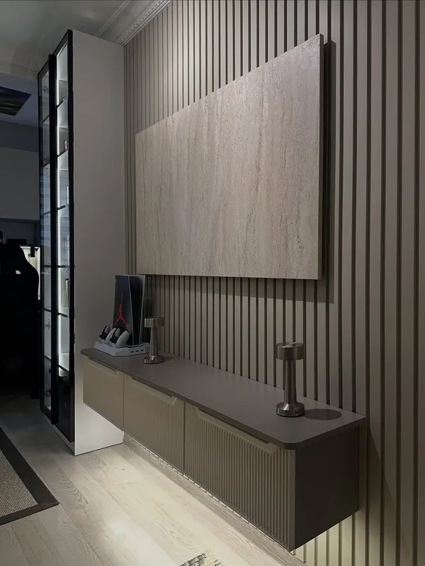 Kayra Hüseyin ve Yiğit Ali kardeşler için özel genç odası - cam kapaklı vitrinler ve gizli LED detayları ile fonksiyonel tasarım