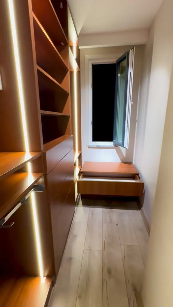 Üsküdar Bahçelievler giyinme odası tasarımı - Bergama ceviz tonu ve dikey LED aydınlatma detayları ile özel tasarım